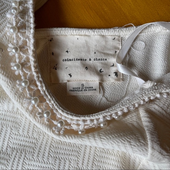 Urban Outfitters Cream Crop w/Daisies and Pearls M - Picture 3 of 4